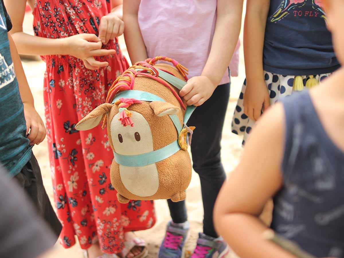 Kita Bärenhöhle: Kinder spielen mit Steckenpferd