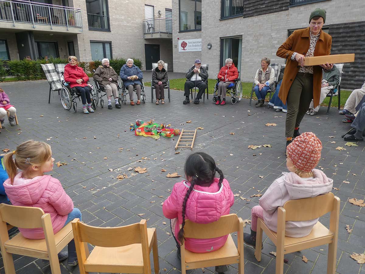 Kita Bärenhöhle: Kinder udn Senioren im Sitzkreis