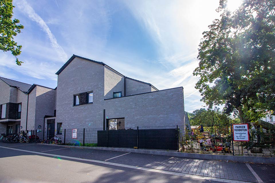 Kita Bärenhöhle: Gebäude und Spielplatz, Straßenansicht