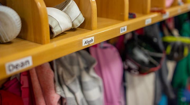 Kita Bärenhöhle: Kleidung an der Garderobe