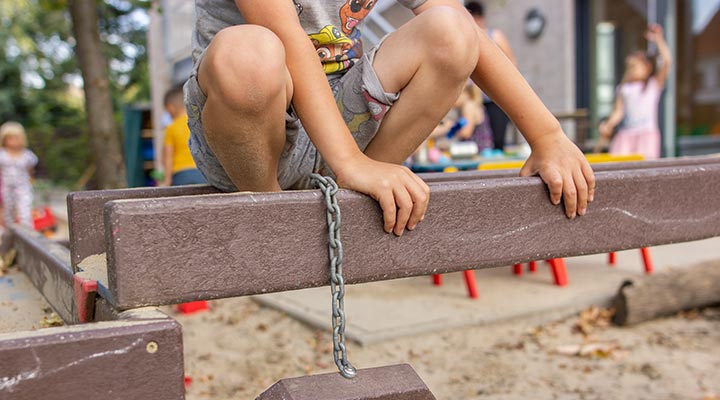 Kita Bärenhöhle: Klettern auf dem Wasserspielplatz