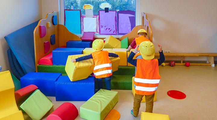 Kita Bärenhöhle: Kinder spielen Baustelle im Bewegungsraum