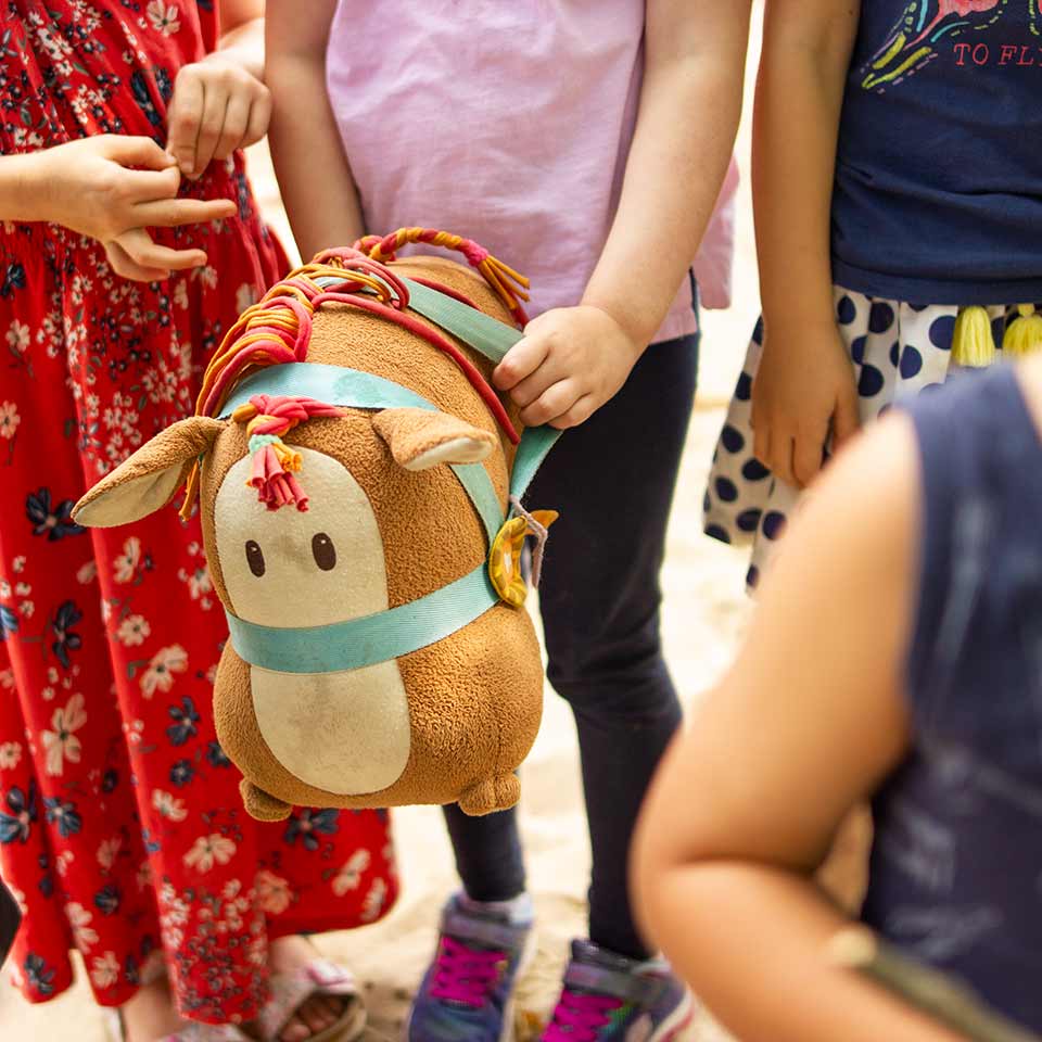 Kita Bärenhöhle: Kinder spielen mit Steckenpferd